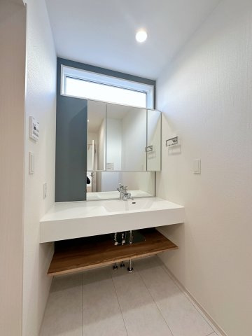 ●安佐南区川内4丁目の独立洗面台|おしゃれな独立洗面化粧台☆
ワイドタイプで2人並んで身支度することも可能です♪