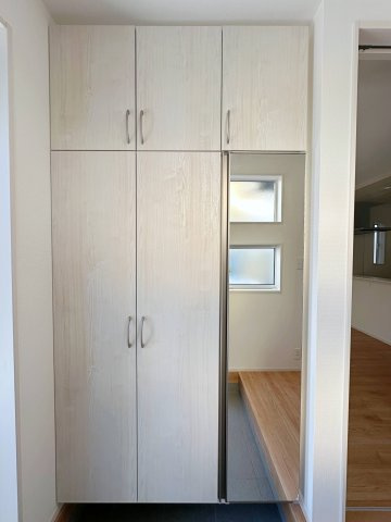 ●安佐南区川内4丁目の収納|姿見付きシューズボックスは大容量の為、靴もたくさん収納が可能です♪