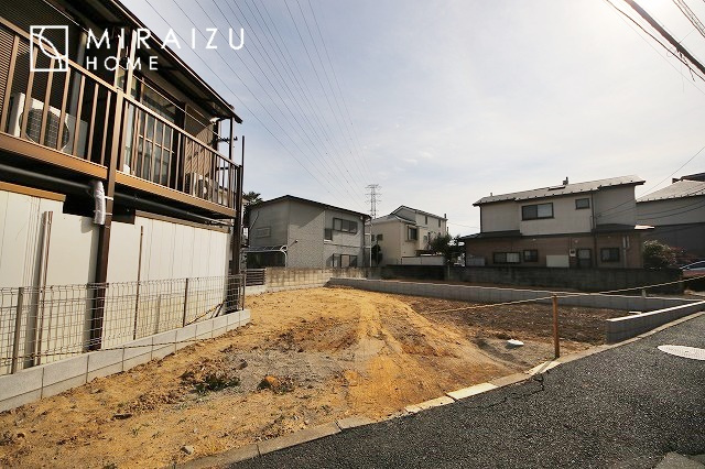 【前面道路含む現地写真】 | お車の運転に自信のない方でも安心かなと思います。とても解放感があり、日当たりも気持ちよさそうです。

