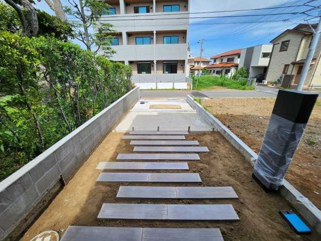 【外観】 | グランドエスカイヤー二宮１丁目　３号地 | 建物へ続く道は幅3.5ｍと広く取り、車を駐車しても自転車が通れる幅があります
