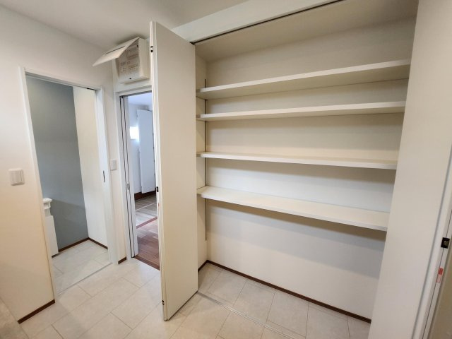 【収納】 | グランドエスカイヤー二宮１丁目　３号地 | ランドリーにも大きな収納を作りました。洗剤やトイレットペーパーなどストックをしまえます。また、着替えなど収納しても良いですね。