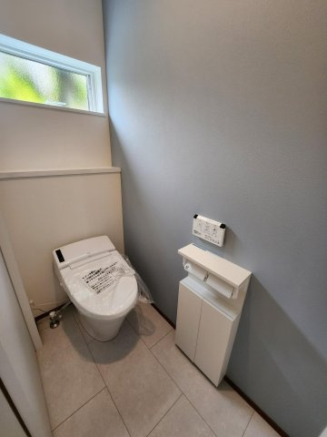 【トイレ】 | グランドエスカイヤー二宮１丁目　３号地 | 1階トイレです。タンクレスでお掃除もしやすいです。