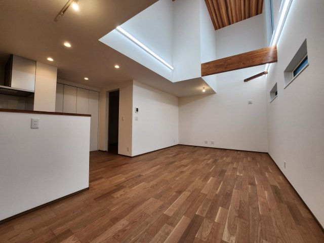 【居間・リビング】 | グランドエスカイヤー二宮１丁目　３号地 | 吹抜けのあるリビング・ダイニングは明るく開放感があります！
LDKは22帖あります！
