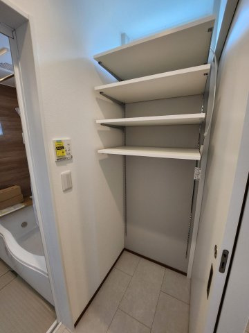【独立洗面台】 | グランドエスカイヤー二宮１丁目　３号地 | 脱衣所は独立しておりますので、家族がお風呂に入っていても、洗面所が使用出来ます。