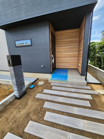 【外観】 | グランドエスカイヤー二宮１丁目　３号地 | 玄関周りの木目がおしゃれですね！！