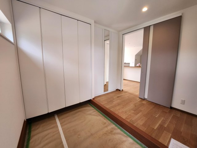【玄関】 | グランドエスカイヤー二宮１丁目　３号地 | 玄関土間から撮影しました。広く開放感がありベビーカーや趣味の道具（自転車・ゴルフバッグ）の一時置きでも出入りがスムーズです。