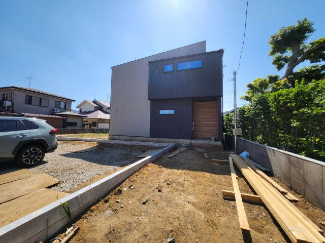 【外観】 | グランドエスカイヤー二宮１丁目　３号地 | 建物へ続く道は幅を広く取り、車を駐車しても自転車が通れる幅があります
