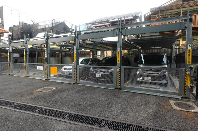 エンゼルハイム鹿浜第八の駐車場