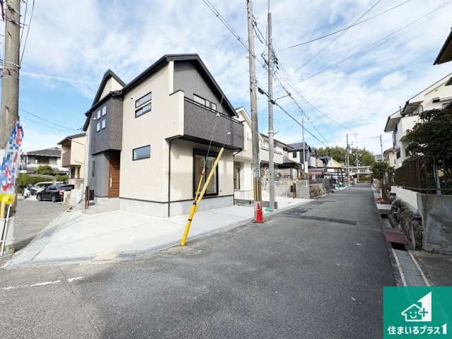 25(土)26(日)29(祝)現地説明会　枚方市渚東町　第3期　新築一戸建ての前面道路含む現地写真|周辺は閑静な住宅街！前面道路広々で車の出し入れも便利です。駐車が苦手な方でも安心して車庫入れできます！