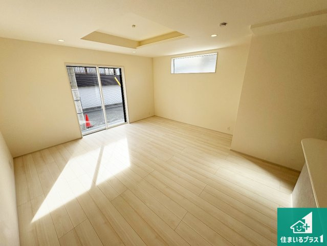 25(土)26(日)29(祝)現地説明会　枚方市渚東町　第3期　新築一戸建ての居間・リビング|日当たり良好の明るいリビングで朝の目覚めもスッキリできそう！対面キッチンでご家族のコミュニケーションも自然と増える設計！小さなお子様が遊ぶスペースを作っても広々とくつろげるLDK！