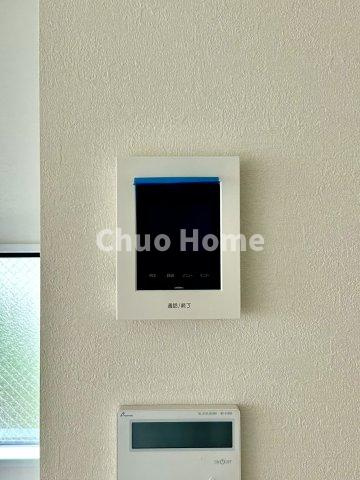 江戸川区松江2丁目新築分譲住宅のセキュリティ|【モニターホン】誰が来たかすぐにわかるカラーモニター付きインターホン。通話ボタンを押すまでは室内の音は漏れていませんので相手を確かめてから応対できます。
