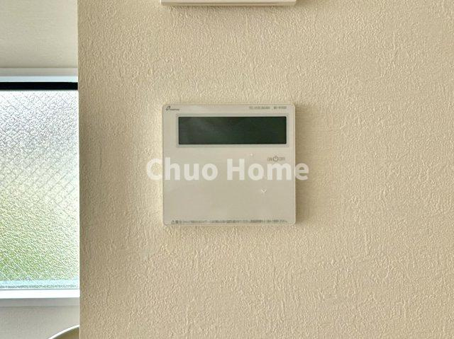 江戸川区松江2丁目新築分譲住宅の発電・温水設備|【給湯リモコン】外での一日を忘れさせてくれるオートバス機能でお好みの湯量・温度に調整された浴槽。