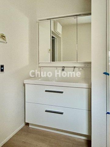 江戸川区松江2丁目新築分譲住宅の独立洗面台|【洗面化粧台】洗面化粧台には三面鏡を採用。身だしなみを整えやすい事はもちろんですが、鏡の後ろに収納スペースを設ける事により、散らかりやすい洗面スペースをすっきりさせる事が出来るのも嬉しいですね