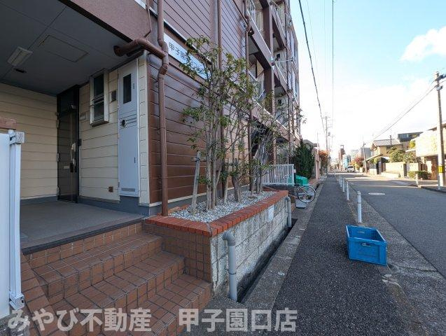 甲子園第三コーポラスのエントランス