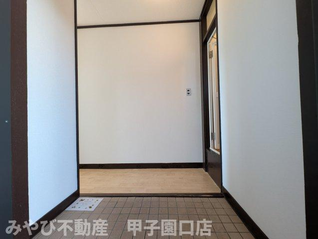 甲子園第三コーポラスの玄関
