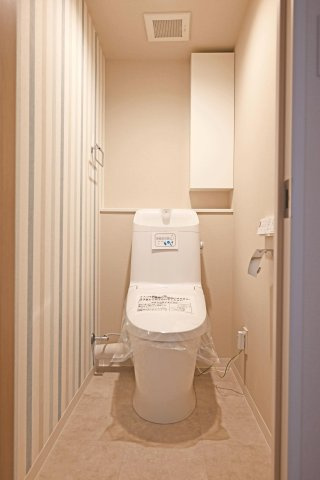 吹田芙容ハイツのトイレ|温水洗浄便座付トイレは新調済です。