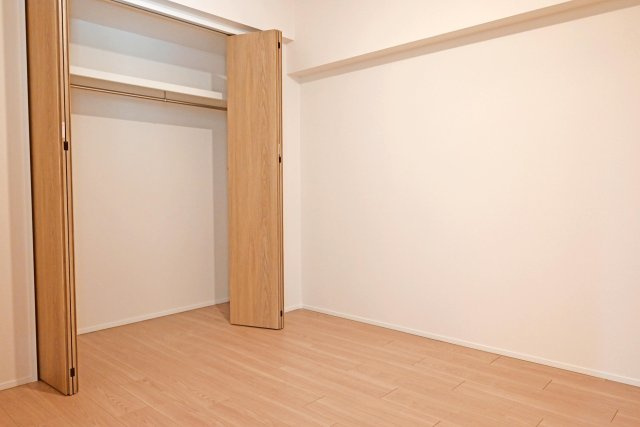 吹田芙容ハイツの洋室|-納戸5.2帖-
収納庫内には枕棚とハンガーレールを配置しています。 限られた収納スペースでもすっきりと片付けることが出来ます。
