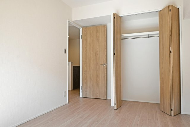 吹田芙容ハイツの洋室|-洋室6.1帖-
各部屋クローゼット付。増えがちな季節の衣類や本、趣味の道具なども収納可能。