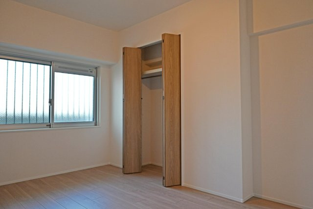 吹田芙容ハイツの洋室|-洋室6.5帖-
ゆとりある広さなので、子供部屋やご家族の寝室などいろいろな用途で活用頂けますね。