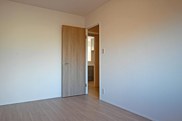 吹田芙容ハイツの寝室|-洋室6.5帖-
リフォーム済の為それぞれのお部屋は大変美麗です。