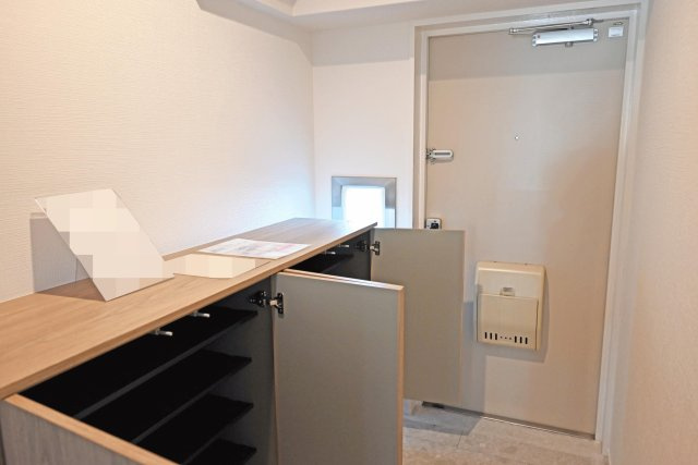 吹田芙容ハイツの玄関|シューズBOXはロータイプの為、高い場所に収納することがなく、お子さんも自分の靴を取り出しやすい形になっています。