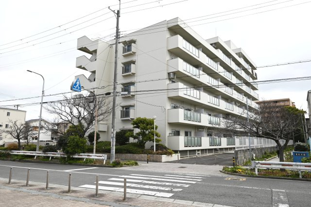 吹田芙容ハイツの外観|徒歩圏内に商業施設・小学校ありの為、住環境良好です。
即日ご内覧可能です。お気軽にお問い合わせください。