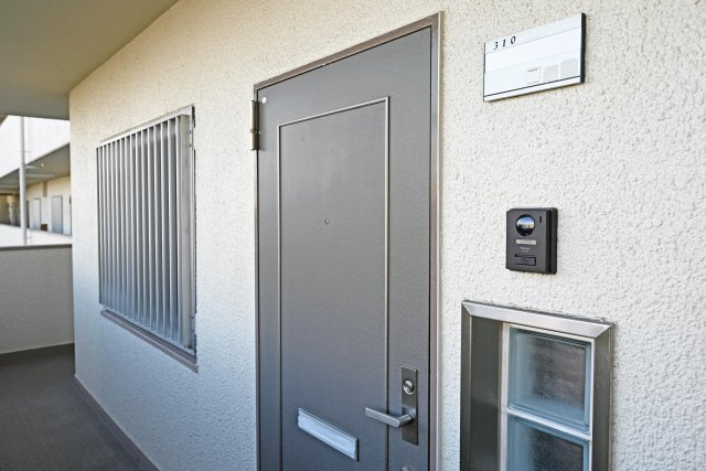 吹田芙容ハイツの玄関|14階建て3階部分。