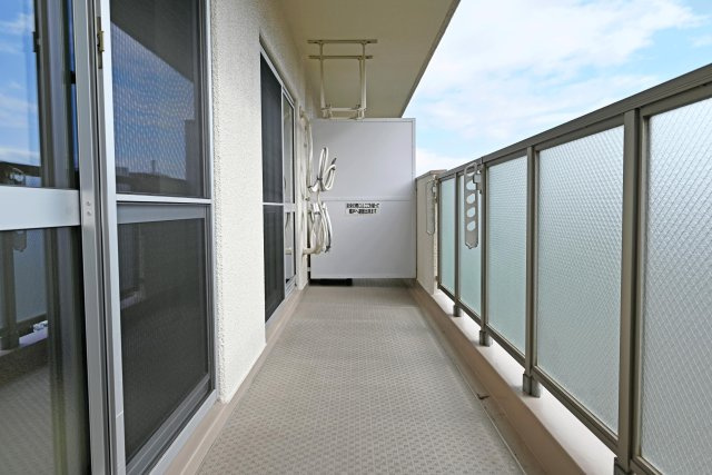 吹田芙容ハイツのバルコニー|南向きバルコニーで日当たり良好です。
スペースも広々としているので大きな洗濯物もラクラク干すことが出来そうです。