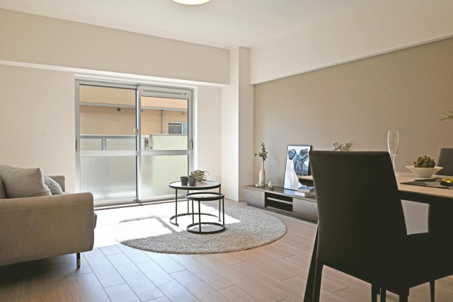 吹田芙容ハイツの居間・リビング|窓から明るい陽が差し込みます。
リフォームの際にフローリング・クロス張替済の為、清潔感溢れる空間です。