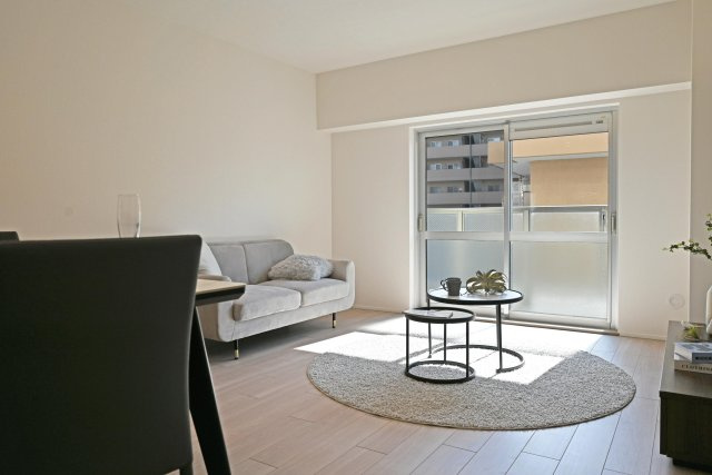 吹田芙容ハイツの居間・リビング|窓から明るい陽が差し込みます。
リフォームの際にフローリング・クロス張替済の為、清潔感溢れる空間です。