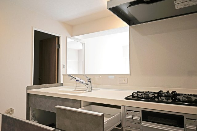 吹田芙容ハイツのキッチン|カウンターキッチンからは全体が見渡せるので、お子様が小さい時でも安心ですね。