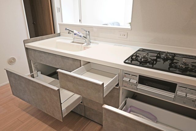 吹田芙容ハイツのキッチン|収納量が豊富なシステムキッチン。たまりがちなキッチン用品や調味料、食品のストックなどもしっかりと収納でき、キッチンまわりを常に綺麗な状態で保つことができそうです。