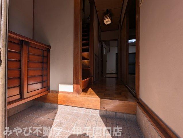 甲子園九番町戸建の玄関