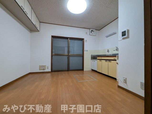 甲子園九番町戸建の居間・リビング