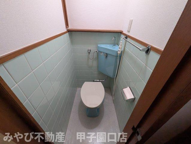 甲子園九番町戸建のトイレ