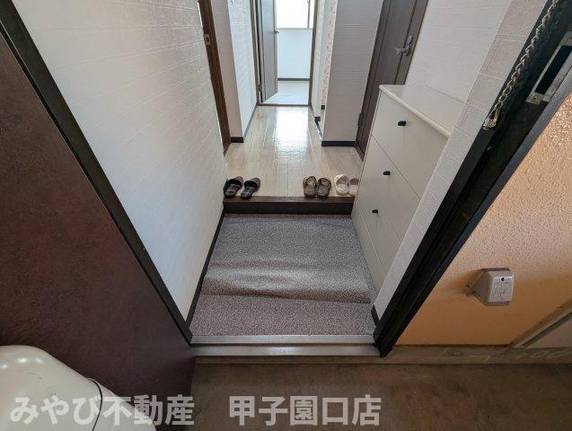 シャルム三田の玄関
