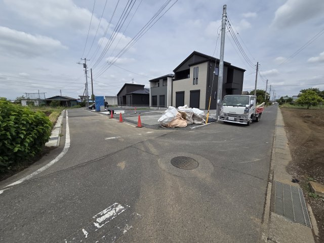新築　太田市新田高尾町　GRAFARE　2号棟の前面道路含む現地写真|現地写真　東側接道幅員約4ｍ　南側接道幅員約4ｍ	