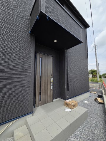 新築　太田市新田高尾町　GRAFARE　2号棟の玄関|現地写真　TVモニター付きドアホンでセキュリティも安心です！
