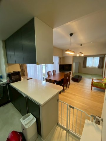 【居間・リビング】 | オーベルグランディオおおたかの森 | 明るさと開放感を兼ね備えたリビングは、この住まいの中心。家族の笑い声や静かな読書の時間、来客との会話など、さまざまなシーンを柔らかく受け止めます。