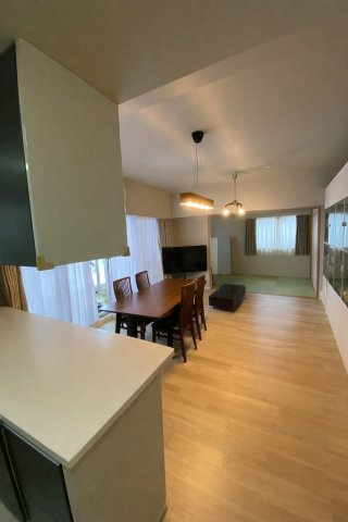 【居間・リビング】 | オーベルグランディオおおたかの森 | 「帰ってきてほっとする」そんな感覚を毎日実感できるリビングは、日常の何気ない瞬間が、かけがいえのない思い出へと変わっていく場所です。