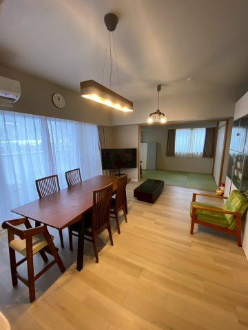 【居間・リビング】 | オーベルグランディオおおたかの森 | 家族が自然と集まり、それそれが思い思いの時間を過ごせるリビング。大きな家具を置いてもゆとりを感じられる広さがあり、食事、団らん、くつろぎの時間が心地よく重なります。