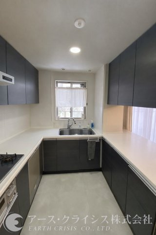 【キッチン】 | オーベルグランディオおおたかの森 | 毎日の家事を「作業」ではなく「心地よい時間」に変えてくれるキッチン。十分な作業スーペースと収納力が確保され、家族分の食器や調理器具もすっきり整理できます。