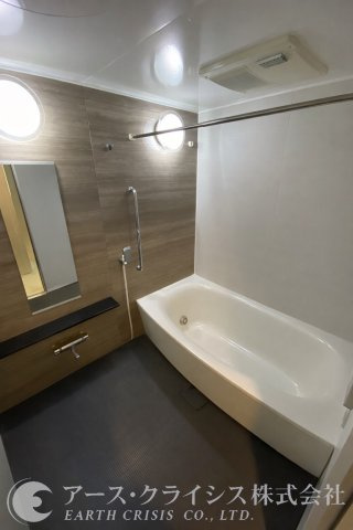 【浴室】 | オーベルグランディオおおたかの森 | 一日の疲れを静かにほどいてくれる、落ち着いた雰囲気のバスルーム。ゆったりとした浴槽で、心身ともにリラックスできる時間を過ごせます。清潔感と機能性を兼ね備え、家族みんなが快適に使える空間です。