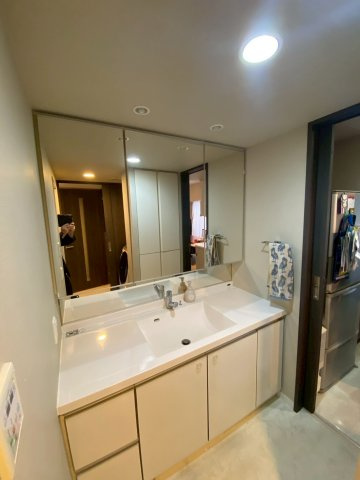 【洗面所】 | オーベルグランディオおおたかの森 | 清潔感のある洗面台は、住まいの印象を左右する大切なポイント。手洗いや身だしなみを整える何気ない時間も、落ち着いた気持ちで過ごせます。洗面室全体にゆとりがあり、ストレスを感じにくい設計です。