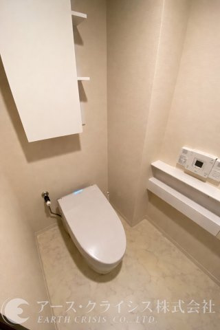 【トイレ】 | オーベルグランディオおおたかの森 | 毎日何度も使う場所だからこそ、落ち着きを大切にしたトイレ空間。シンプルながらも圧迫感のない設計で、短い時間でもほっと一息つけます。暮らしの「当たり前」を丁寧に支える、縁の下の力持ちのような空間です。