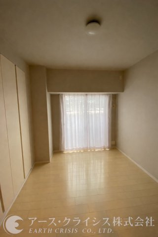 【洋室】 | オーベルグランディオおおたかの森 | 家族それぞれの時間を尊重できる、独立性のある居室。仕事に集中したい日も、ゆっくり休みたい夜も、周囲を気にせず過ごせます。シンプルだからこそ使い勝手が良く、住む人の工夫次第で表情を変える一部屋です。