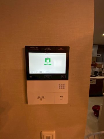 【防犯設備】 | オーベルグランディオおおたかの森 | セキュリティーのしっかりとしたインターホンはエントランス来訪者の映像確認・解錠を行えるほか、非常ボタンで緊急通報すればALSOKの警備員が駆け付けるなど、防犯・防災面も安心のセキュリティー。