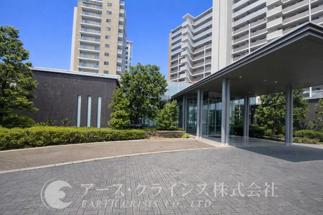 【外観】 | オーベルグランディオおおたかの森 | おおたかの森エリアに佇む、大規模マンションならではの安心感。315戸のスケールと24時間有人管理が、日々の暮らしに確かな安心をもたらします。