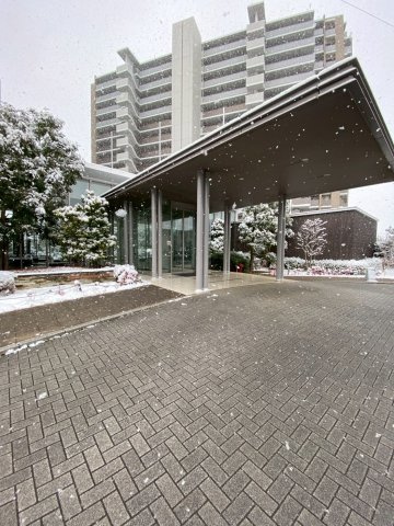 【外観】 | オーベルグランディオおおたかの森 | 街並みに調和した外観は、住まう誇りを感じさせ、周辺は落ち着いた住環境、生活利便施設と自然のバランスが取れた街並みは、子育て世代からシニア世代まで、幅広い世代に支持されています。