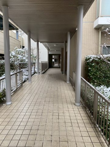  | オーベルグランディオおおたかの森 | 外観からの視線をやわらかく遮りながら、住む人を静かに迎え入れます。帰宅時にこの空間を通ることで、自然と気持ちが切り替わり、日常からプライベートとスムーズに移行できる設計です。